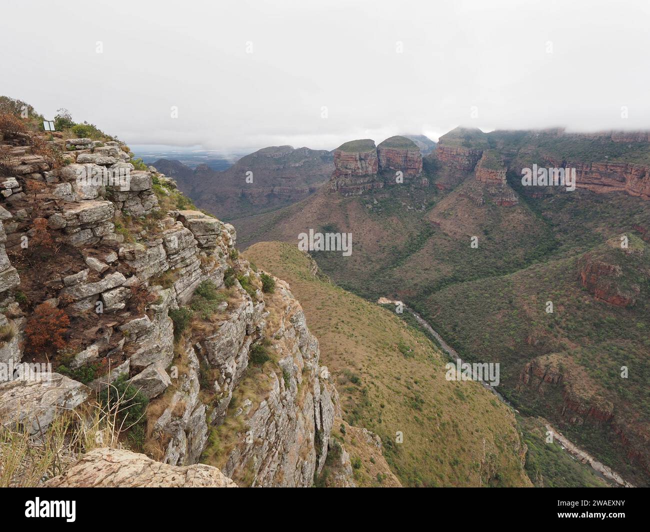 Les trois rondavels dans Blyde River Canyon avec des nuages suspendus bas, sur la route panoramique dans la province de Mpumalanga, Afrique du Sud. Banque D'Images Les trois rondavels dans Blyde River Canyon avec des nuages suspendus bas, sur la route panoramique dans la province de Mpumalanga, Afrique du Sud. Banque D'Images