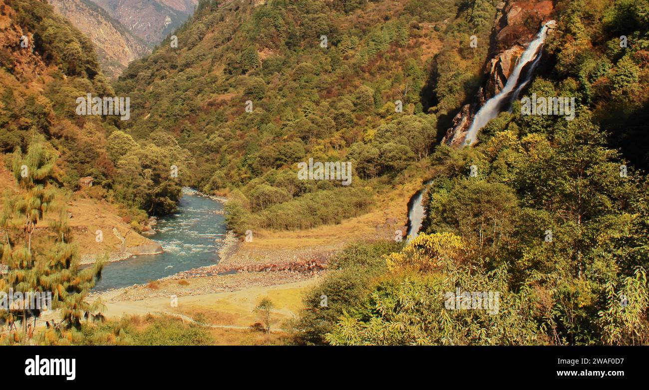 belles chutes de jang ou cascade de nuranang, près de la station de colline de tawang sur les contreforts de l'himalaya dans l'arunachal pradesh, au nord-est de l'inde Banque D'Images