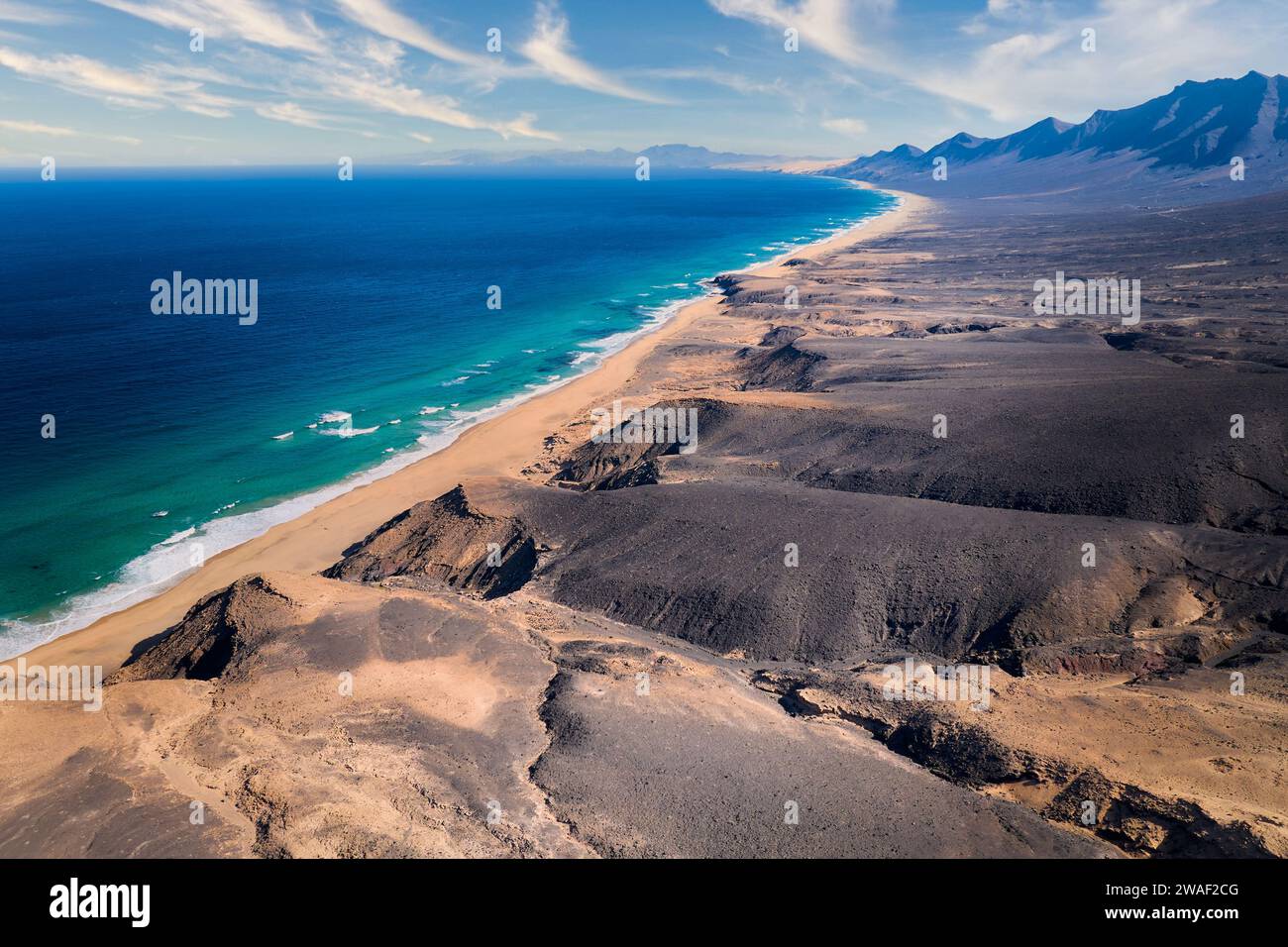 Vue panoramique aérienne de la belle plage préservée de Cofete sur l'île volcanique de Fuerteventura, îles Canaries, Espagne. Banque D'Images