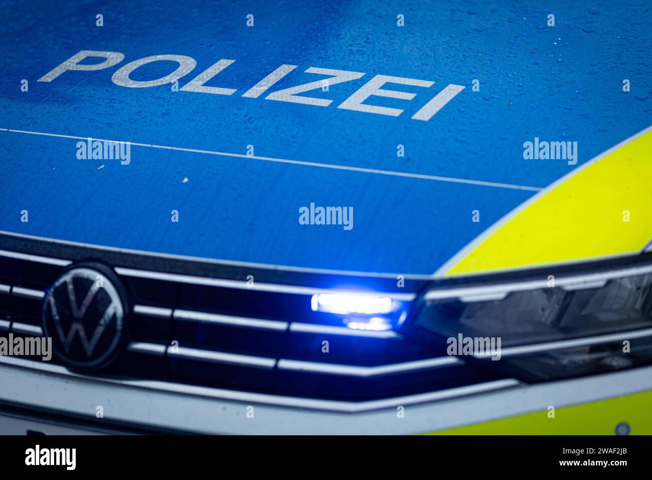 Melle, Deutschland 02. Janvier 2024 : Ein Einsatzfahrzeug, Streifenwagen, der Polizei mit Blaulicht und Schriftzug. Landkreis Osnabrück Niedersachsen *** Melle, Allemagne 02 janvier 2024 un véhicule de secours, voiture de patrouille, de la police avec lumière bleue et lettrage District de Osnabrück Basse-Saxe Copyright : xFotostandx/xGelhotx Banque D'Images