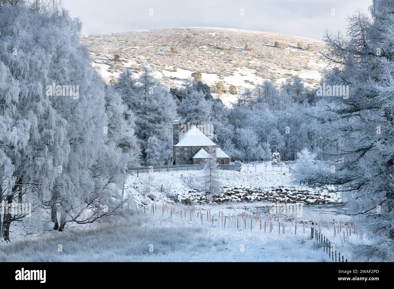 Cottage écossais au bord de la rivière Gairn dans la neige. Gairnshiel, Cairngorms, Highlands, Écosse Banque D'Images