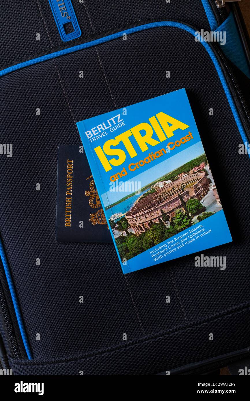 Istrie et Côte croate Berlitz Guide de voyage livre avec passeport britannique sur valise - voyage de vacances concept livre de voyage Banque D'Images