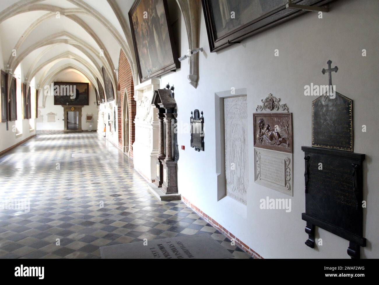 Cracovie. Cracovie. Pologne. Cloître dans le couvent dominicain avec épitaphes sur les murs de tle. Banque D'Images