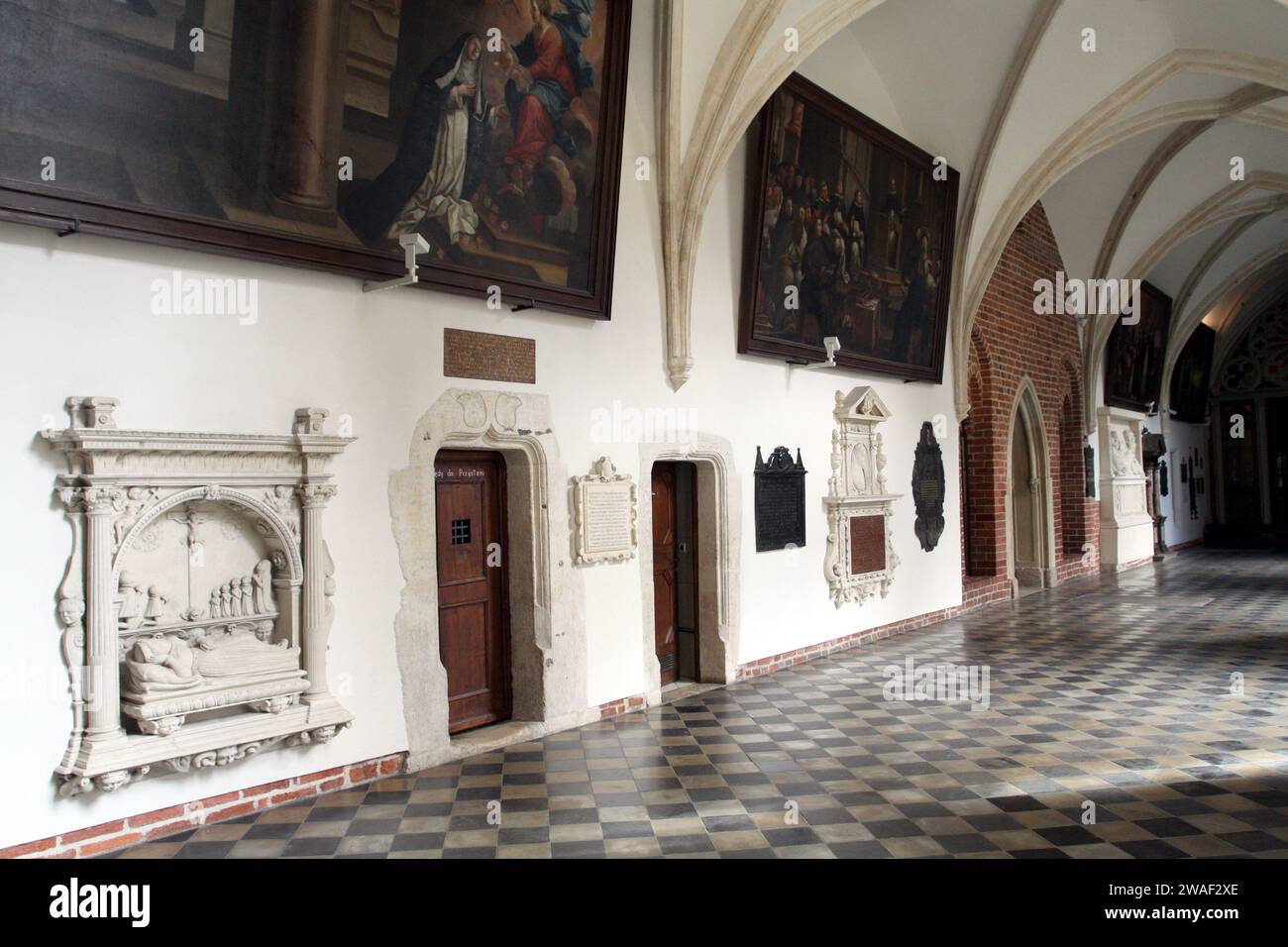 Cracovie. Cracovie. Pologne. Cloître dans le couvent dominicain avec épitaphes sur les murs de tle. Banque D'Images