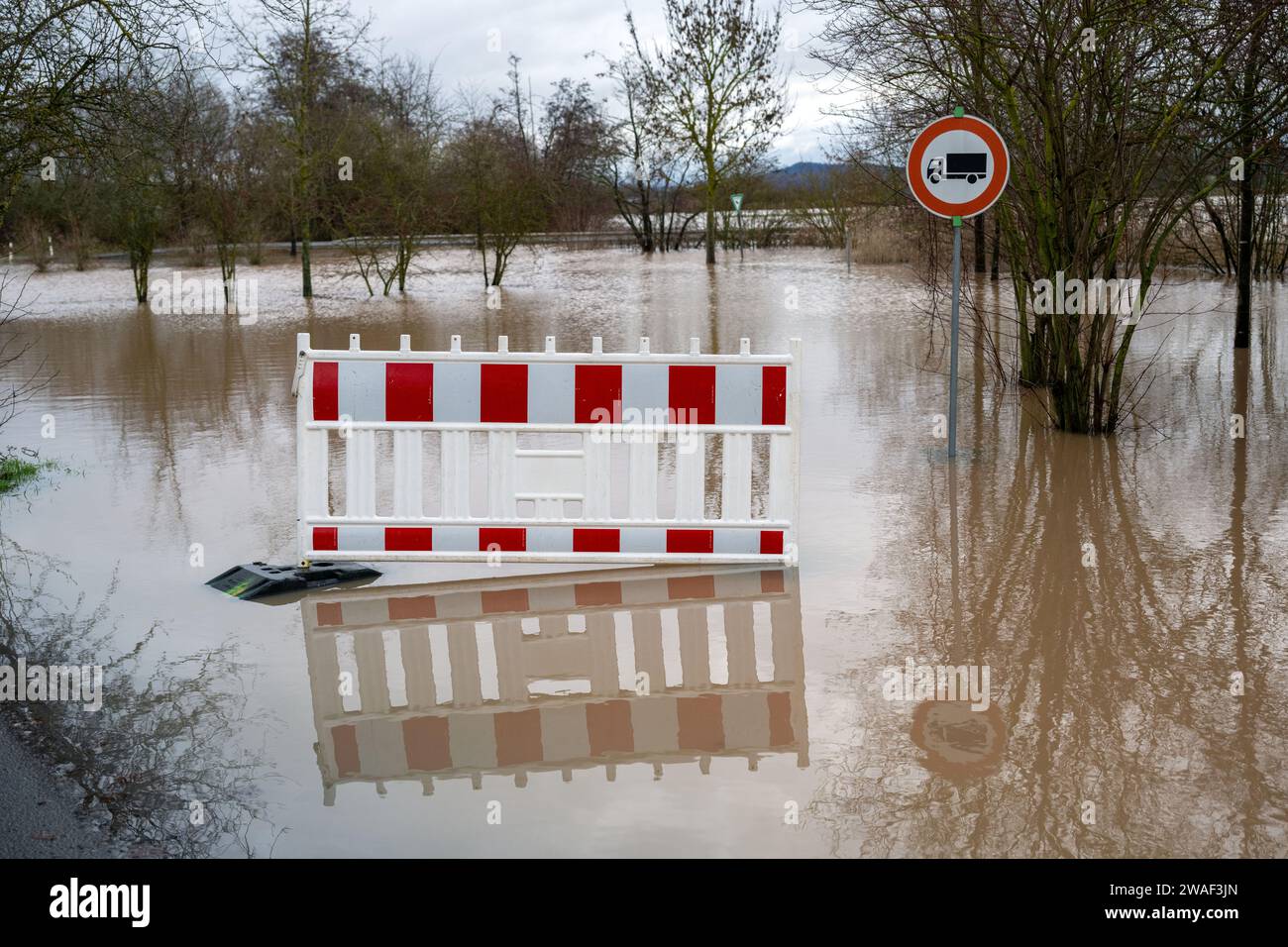 Untermerzbach, Allemagne. 04 janvier 2024. Une route près d'Untermerzbach dans le district de Haßberge est inondée. L'itz est inondé et plusieurs routes sont fermées. Crédit : Pia Bayer/dpa/Alamy Live News Banque D'Images