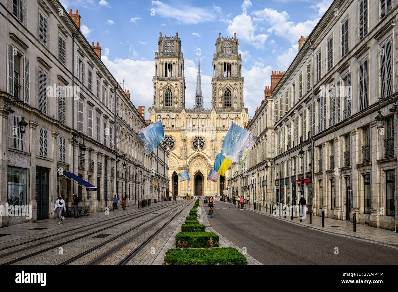La spectaculaire cathédrale d'Orléans au bout de l'avenue principale où le tramway circule un jour d'été au coucher du soleil Banque D'Images