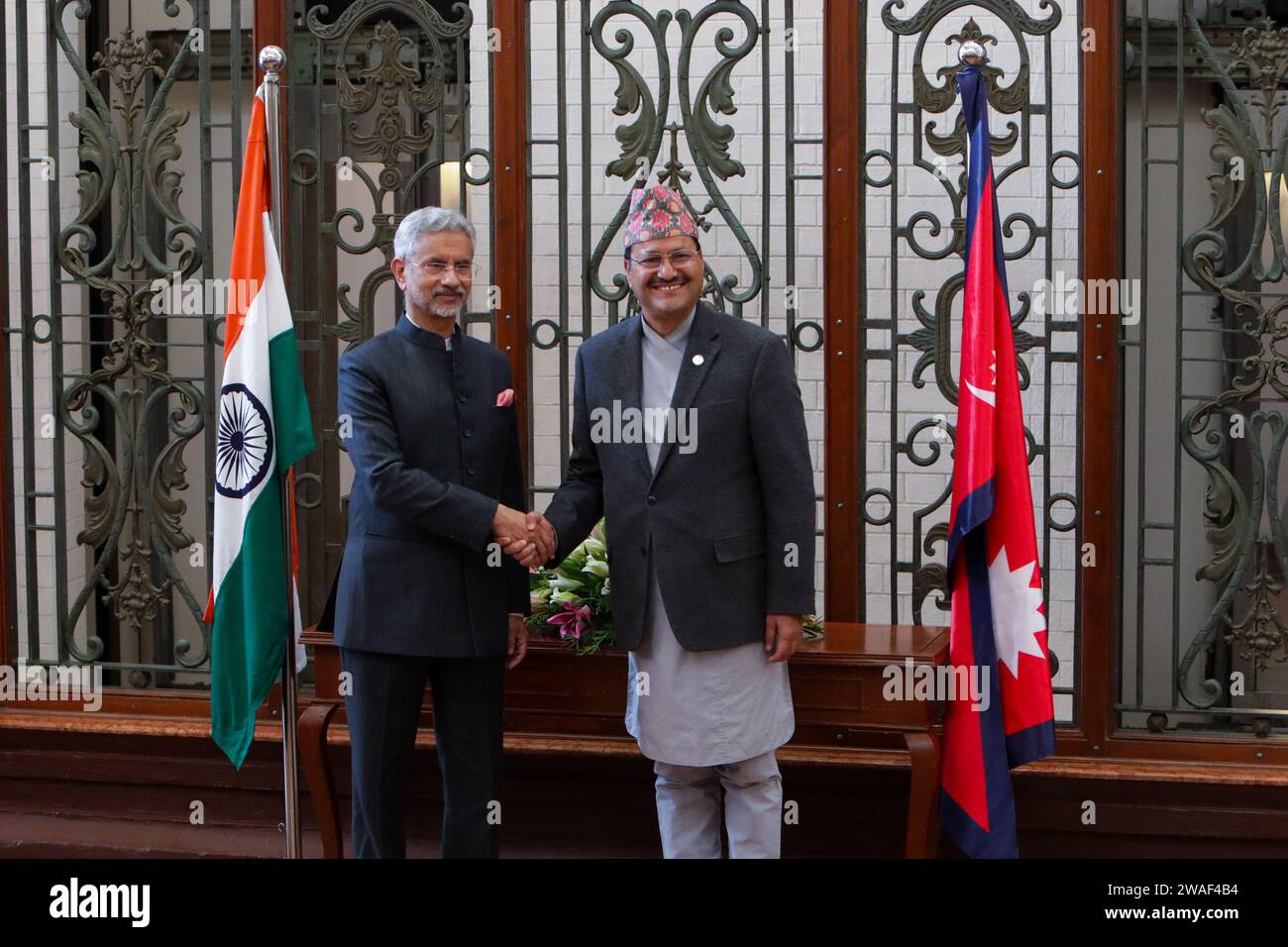 Katmandou, Népal. 04 janvier 2024. Le 4 janvier 2024, à Katmandou, Népal. Le ministre népalais des Affaires étrangères (R) et sa contre-partie S.Jaishankar (L) de l'Inde serrent la main devant un co-président sur la 7ème réunion de la Commission mixte Népal-Inde. Le ministre des Affaires étrangères S. Jaishankar est arrivé à Katmandou pour une visite de deux jours afin de coprésider avec son homologue népalais la septième réunion de la Commission mixte Népal-Inde, au cours de laquelle ils examineront l'état général des relations bilatérales. (Photo de Abhishek Maharjan/Sipa USA) crédit : SIPA USA/Alamy Live News Banque D'Images