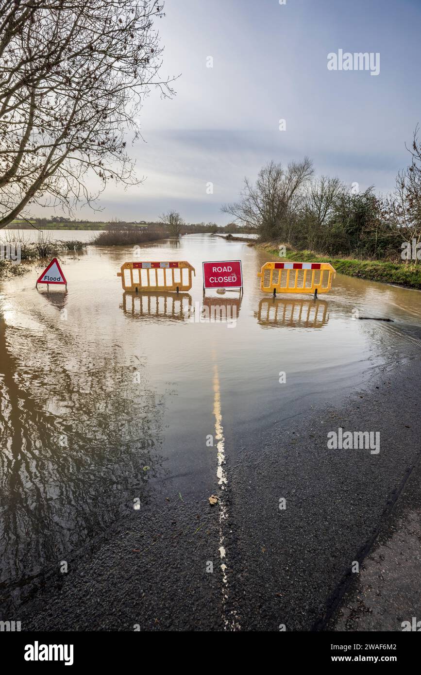 La rivière Avon inondée sur la route du pont Eckington en janvier 2024, Worcestershire, Angleterre Banque D'Images