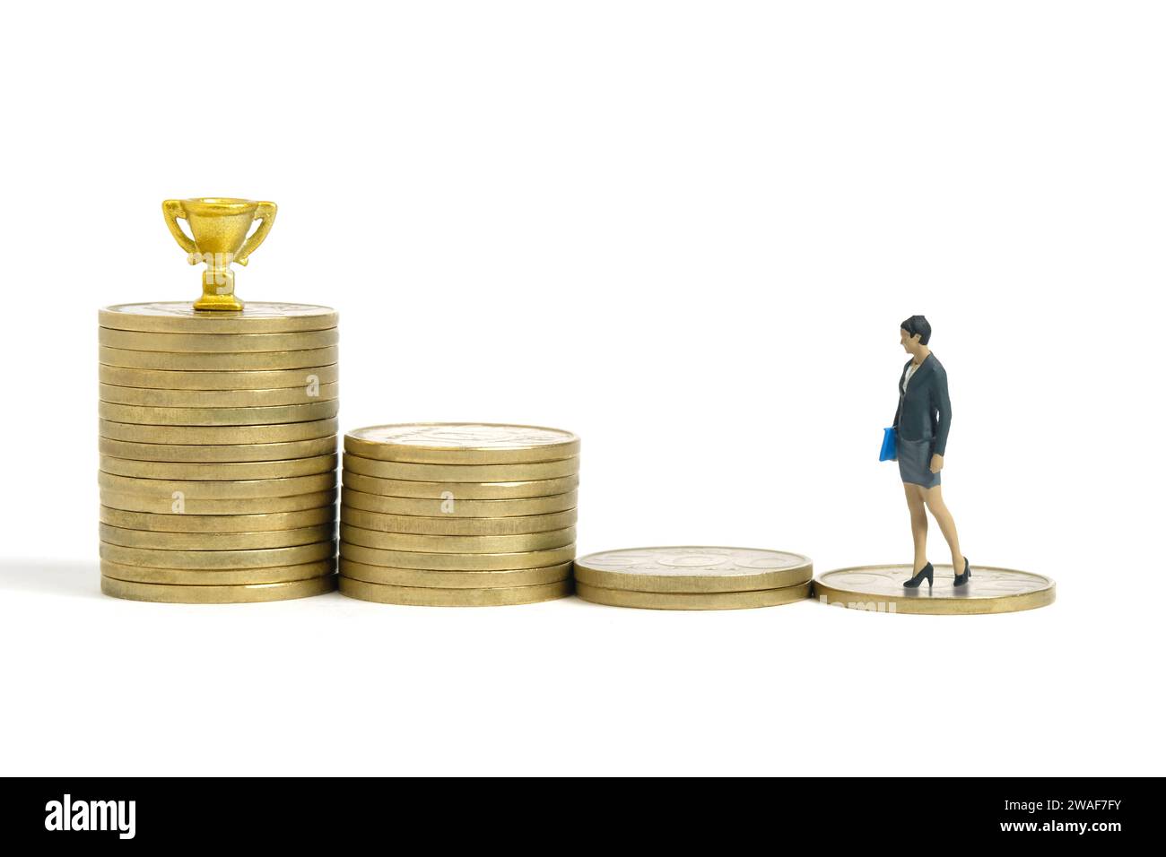 Photographie miniature de figurine de jouet de personnes. Concept de croissance salariale. Femme d'affaires debout au-dessus de la pile d'argent de pièce d'escalier avec trophée d'or. Isolé sur wh Banque D'Images Photographie miniature de figurine de jouet de personnes. Concept de croissance salariale. Femme d'affaires debout au-dessus de la pile d'argent de pièce d'escalier avec trophée d'or. Isolé sur wh Banque D'Images