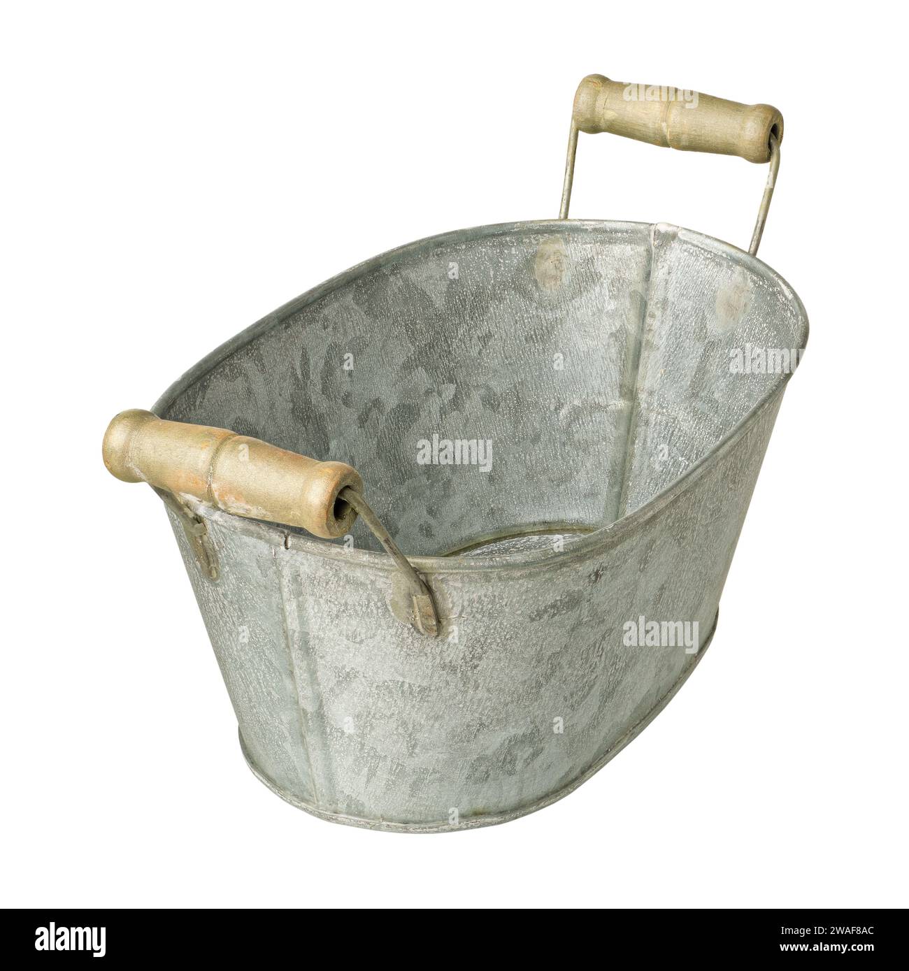 Simple vide en acier zinc ancien lavabo avec poignées en bois, isolé sur fond blanc Banque D'Images