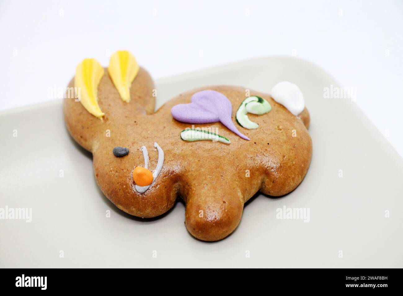 Biscuit de Pâques en forme de lapin sur la plaque gros plan. Prise de vue en studio. Banque D'Images