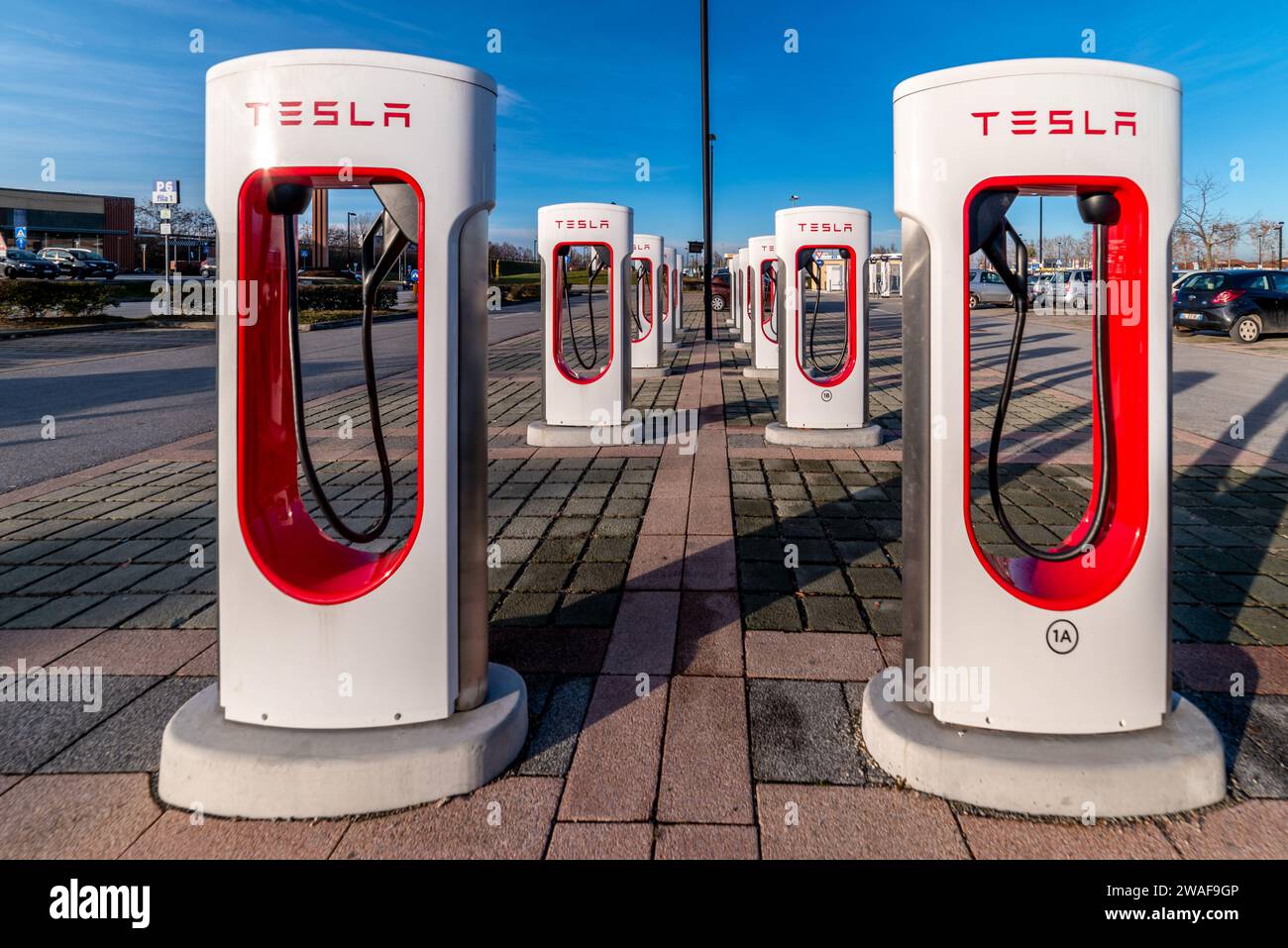 Mondovi, Italie - 11 décembre 2023 : compresseur Tesla, borne de recharge pour voiture électrique dans le centre commercial Mondovicino Banque D'Images