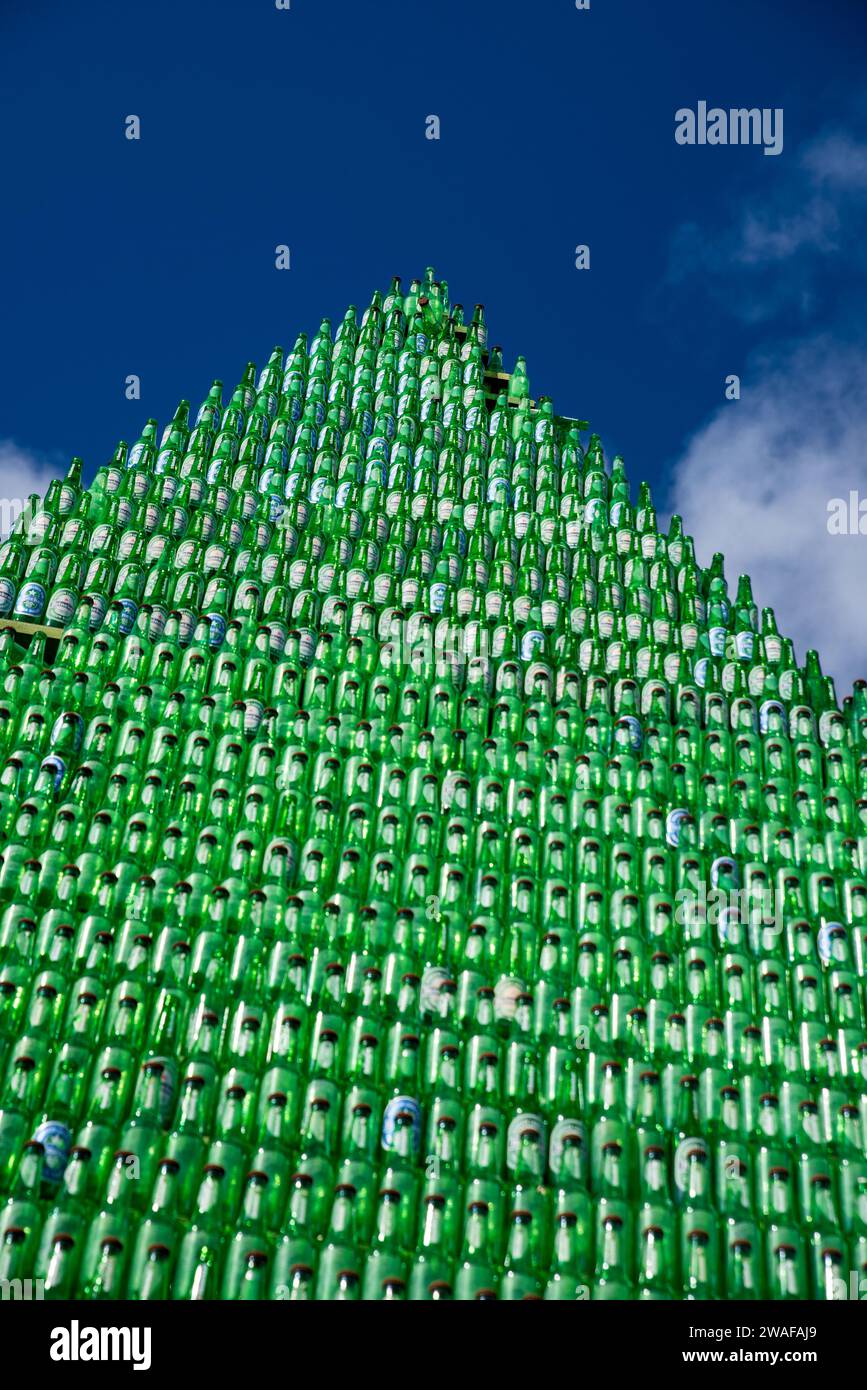 Vue sur la pyramide des bouteilles de bière Banque D'Images