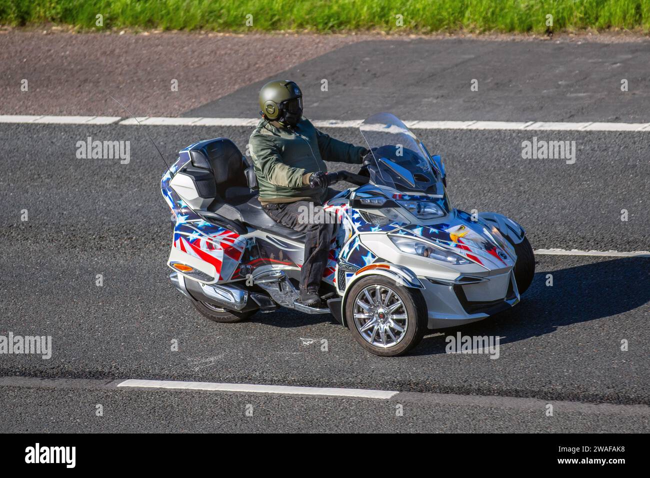 2014-2019 CAN Am Trike SPYDER RT-S avec Roadster Graphic USA Kit, autocollants Patriot US Army. Pilote de moto ; moto 3 roues, 3 roues, tricycle, moto à 3 roues, motos trikes, moto à trois roues. Conception de moto, conception de vélo, Trikes personnalisés, voitures personnalisées motos, véhicules, routes, motos, cyclistes voyageant à grande vitesse sur l'autoroute M6 dans le Grand Manchester, Royaume-Uni Banque D'Images