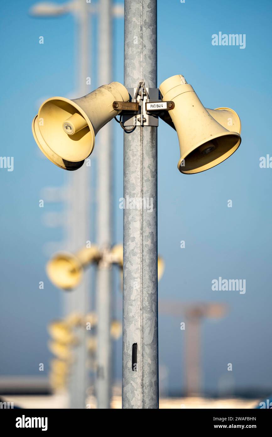 Lautsprecher, an Masten, auf dem Parkdeck, für Durchsagen, Notfallmitteilungen, Trichterlautsprecher, Lautsprecher *** Haut-parleurs, sur les mâts, sur le pont de stationnement, pour les annonces, les messages d'urgence, haut-parleurs entonnoir, haut-parleurs Banque D'Images