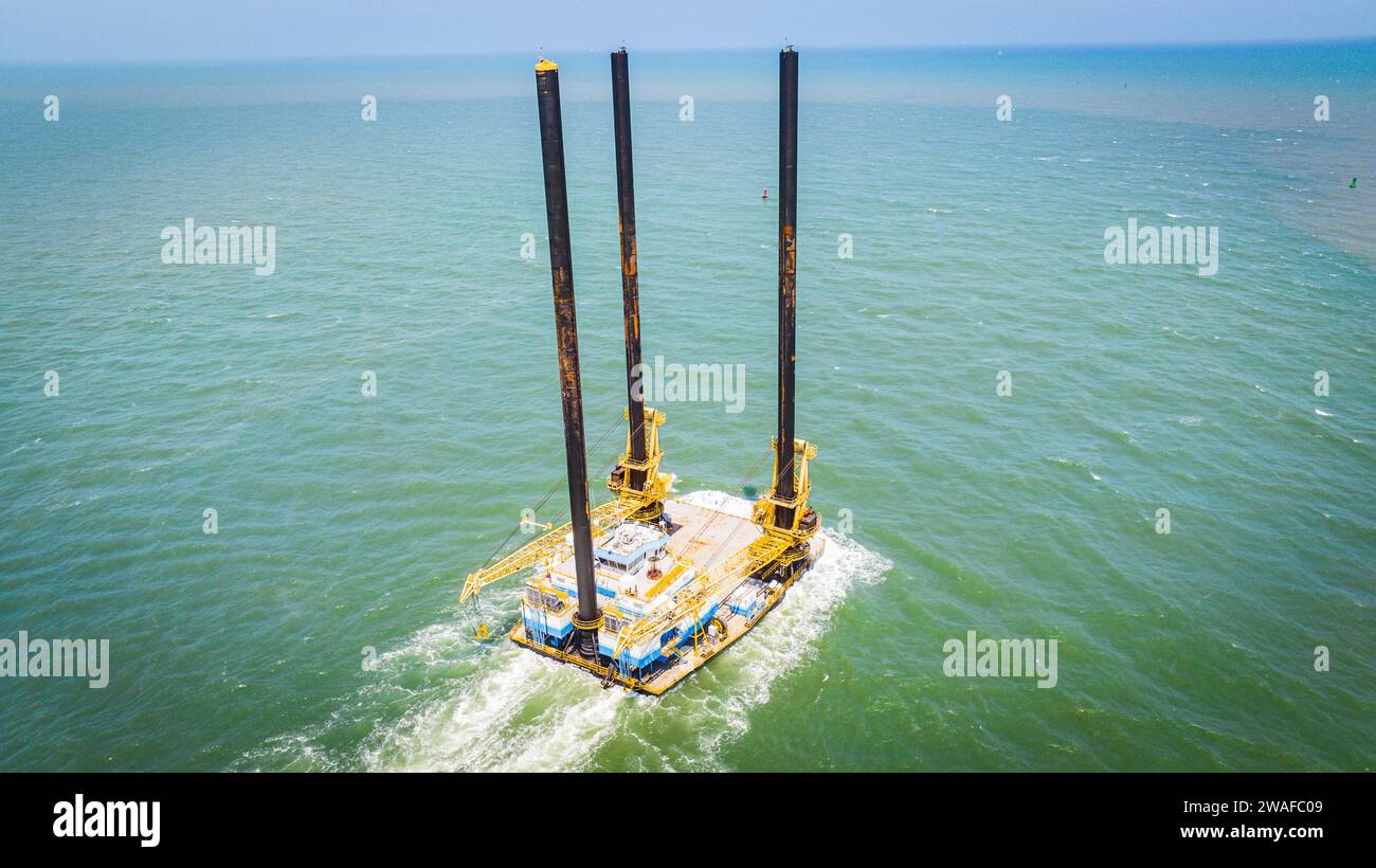 Une grande barge de construction dans un plan d'eau. Côte du Texas, Port Aransas, Corpus Christi Channel Banque D'Images