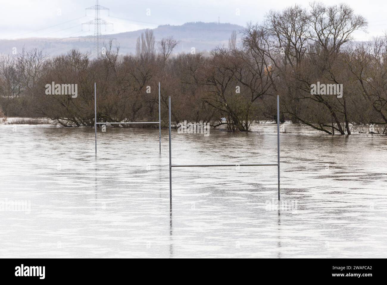 04 janvier 2024, Hesse, Gießen : les prairies de Lahn avec le terrain de rugby sur Lahnstraße sont inondées par les hautes eaux de la Lahn. Photo : Christian Lademann/dpa Banque D'Images