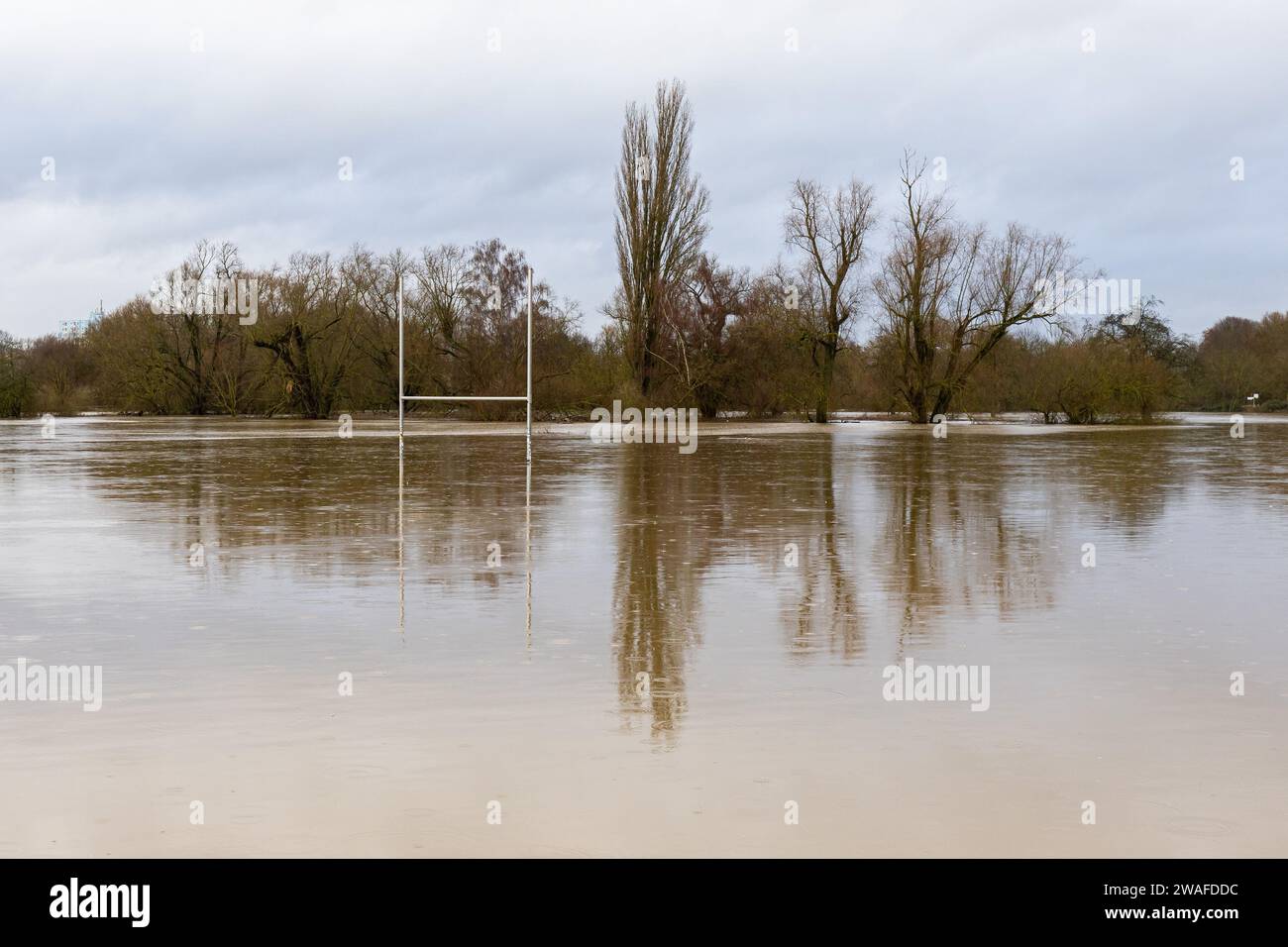 04 janvier 2024, Hesse, Gießen : le Lahn a fait éclater ses banques. Les prairies de Lahn avec le terrain de rugby sur Lahnstraße sont déjà inondées. Photo : Christian Lademann/dpa Banque D'Images