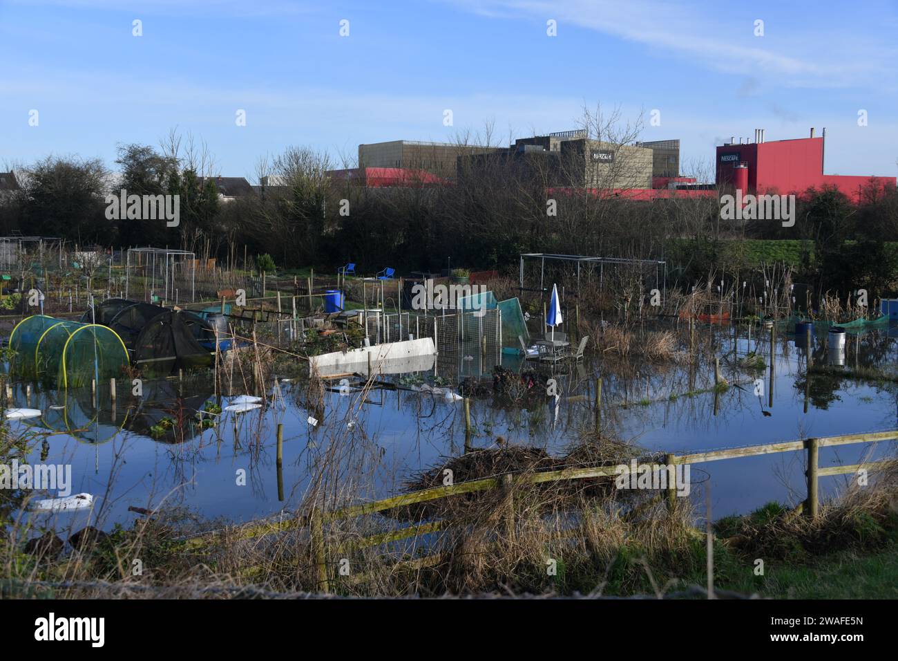 Les terres inondées dans Hatton South Derbyshire après que la tempête Henk a fait briser les rives de la rivière Dove au début de janvier 2024 Banque D'Images