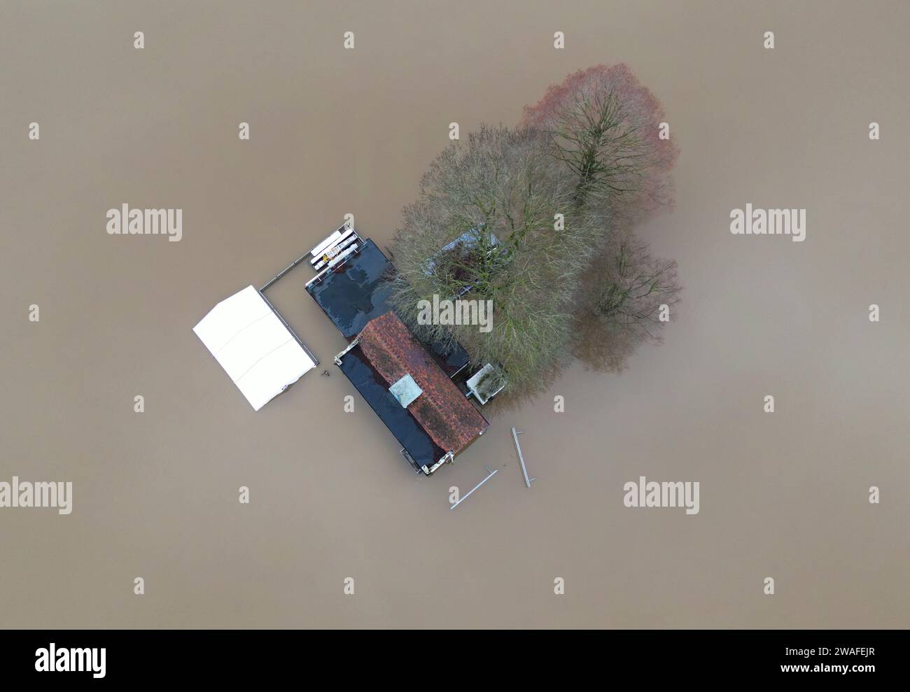 Une vue du pavillon de l'école King's School à Worcester inondé par la rivière Severn, suite à de fortes pluies. Le met Office a émis un avertissement météorologique jaune à partir de 12 heures jeudi avec des précipitations prévues pour voyager dans une direction nord-est à travers le sud de l'Angleterre, jusqu'à 3 heures vendredi. Date de la photo : jeudi 4 janvier 2024. Banque D'Images