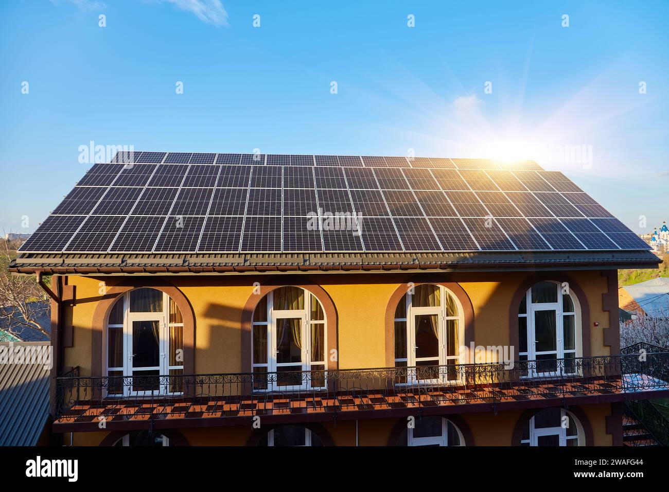 Panneaux solaires sur petit panneau de bois maison intérieure toit, concept d'énergie durable. Beaucoup d'espace de copie sur ciel bleu clair. Banque D'Images