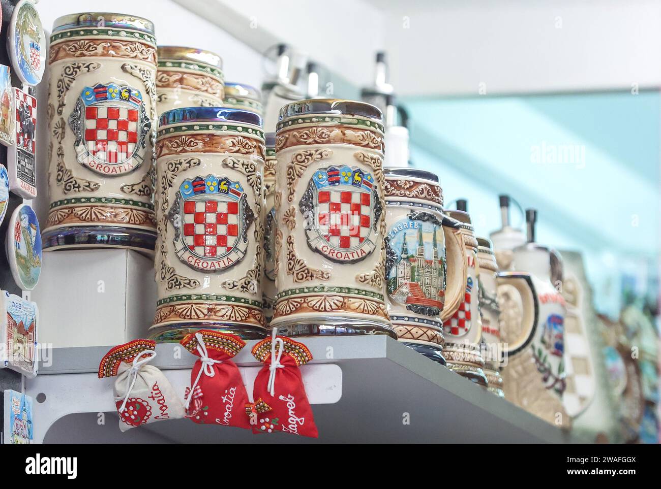 Zagreb, Croatie. 04 janvier 2023. Divers souvenirs croates vus dans le centre-ville, à Zagreb, Croatie, le 4 janvier 2023. Photo : Sanjin Strukic/PIXSELL crédit : Pixsell/Alamy Live News Banque D'Images