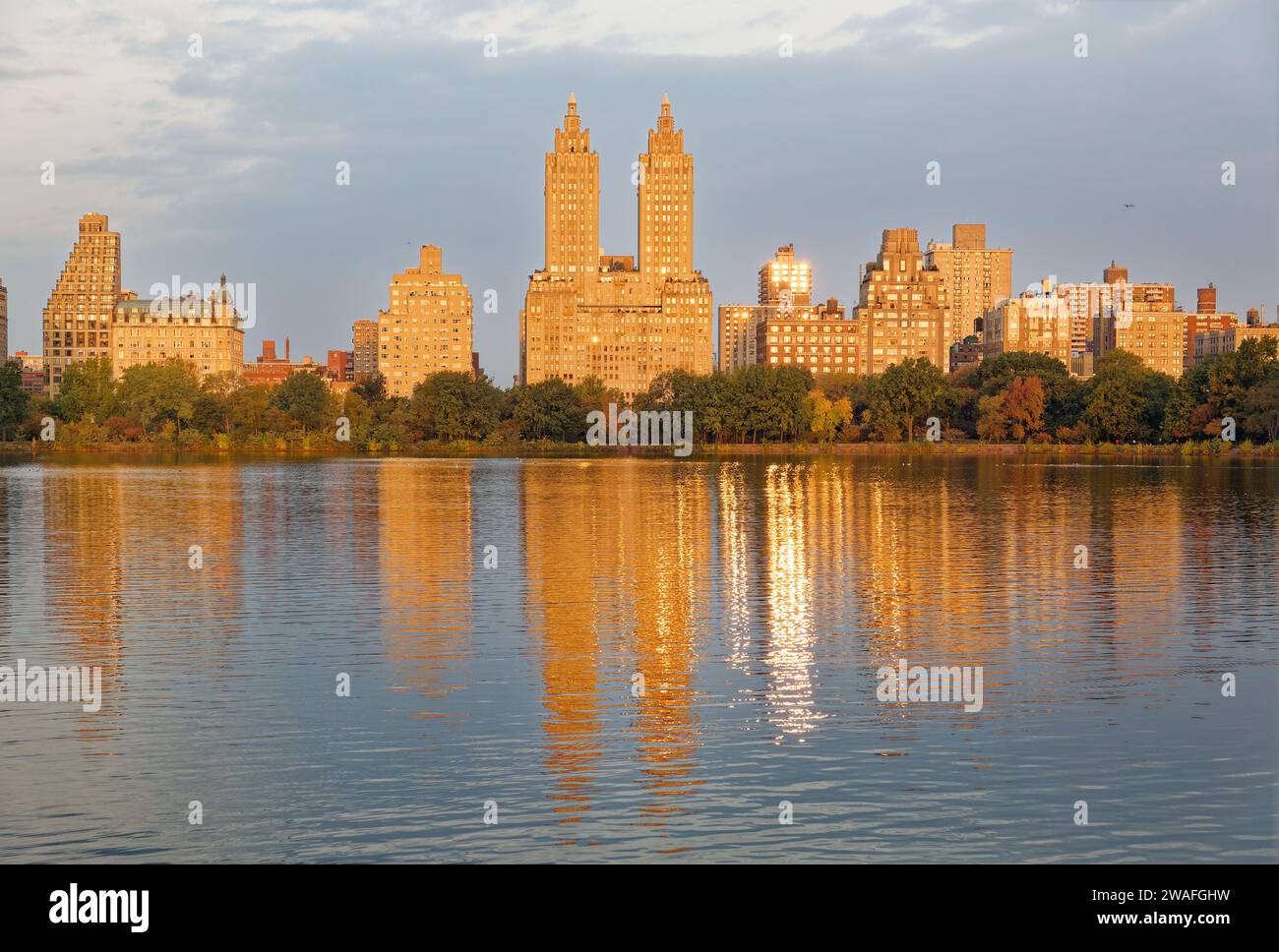 Les célèbres tours Eldorado dominent la ligne d'horizon matinale reflétée dans Jacqueline Kennedy Onassis Reservoir dans Central Park à New York. Banque D'Images