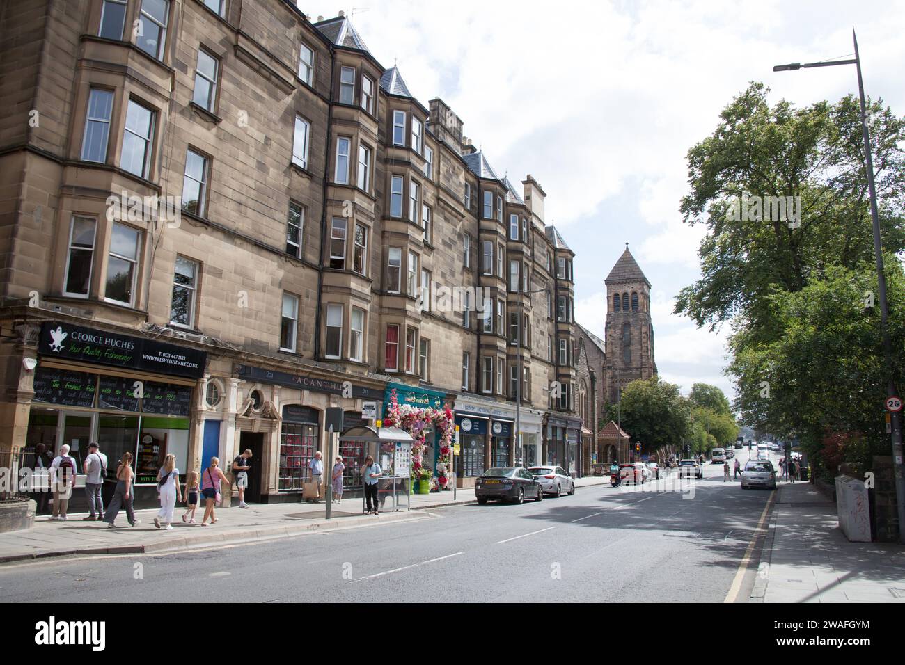 Vues sur les grands bâtiments et les boutiques de Bruntfield place, Édimbourg en Écosse Banque D'Images