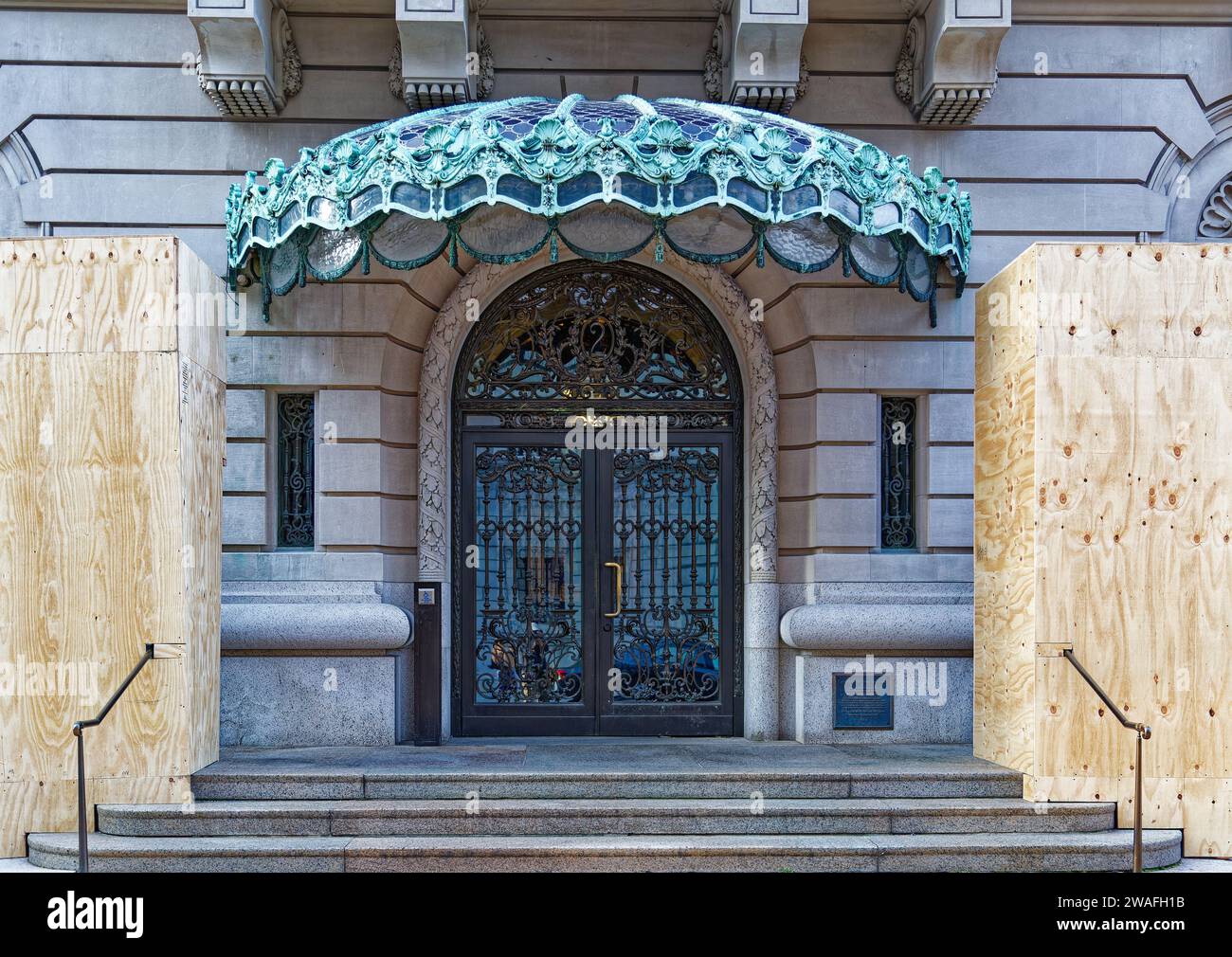 Entrée ornée de la canopée au NYC Landmark Cooper Hewitt, le Smithsonian Design Museum, l’ancien Carnegie Mansion sur le « Museum Mile » de la Cinquième Avenue. Banque D'Images