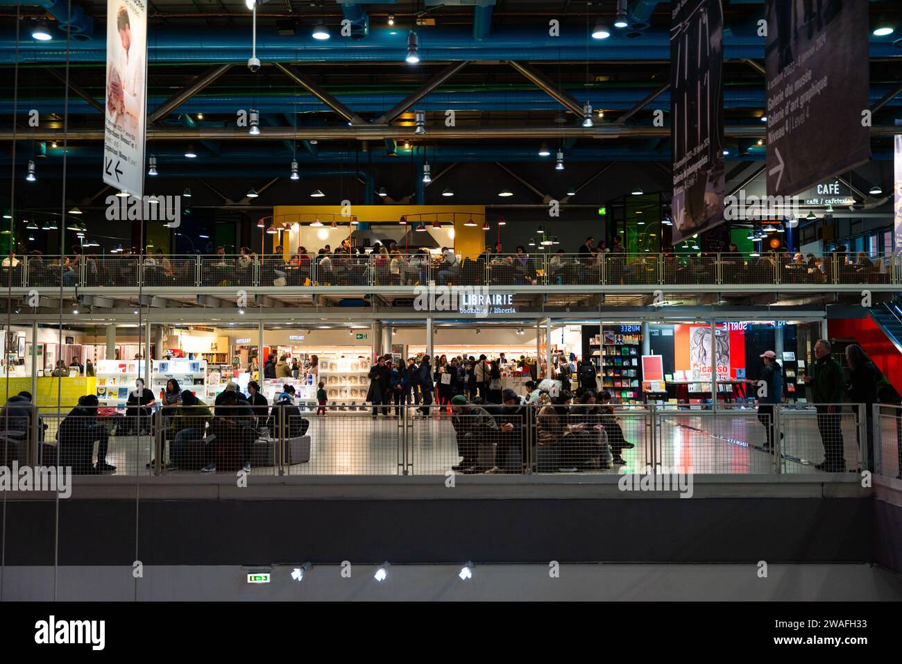 Le hall et la librairie du centre Georges Pompidou, à Paris. Paris, France ; le 10 décembre 2023 (photo Grégoire Campione) Banque D'Images
