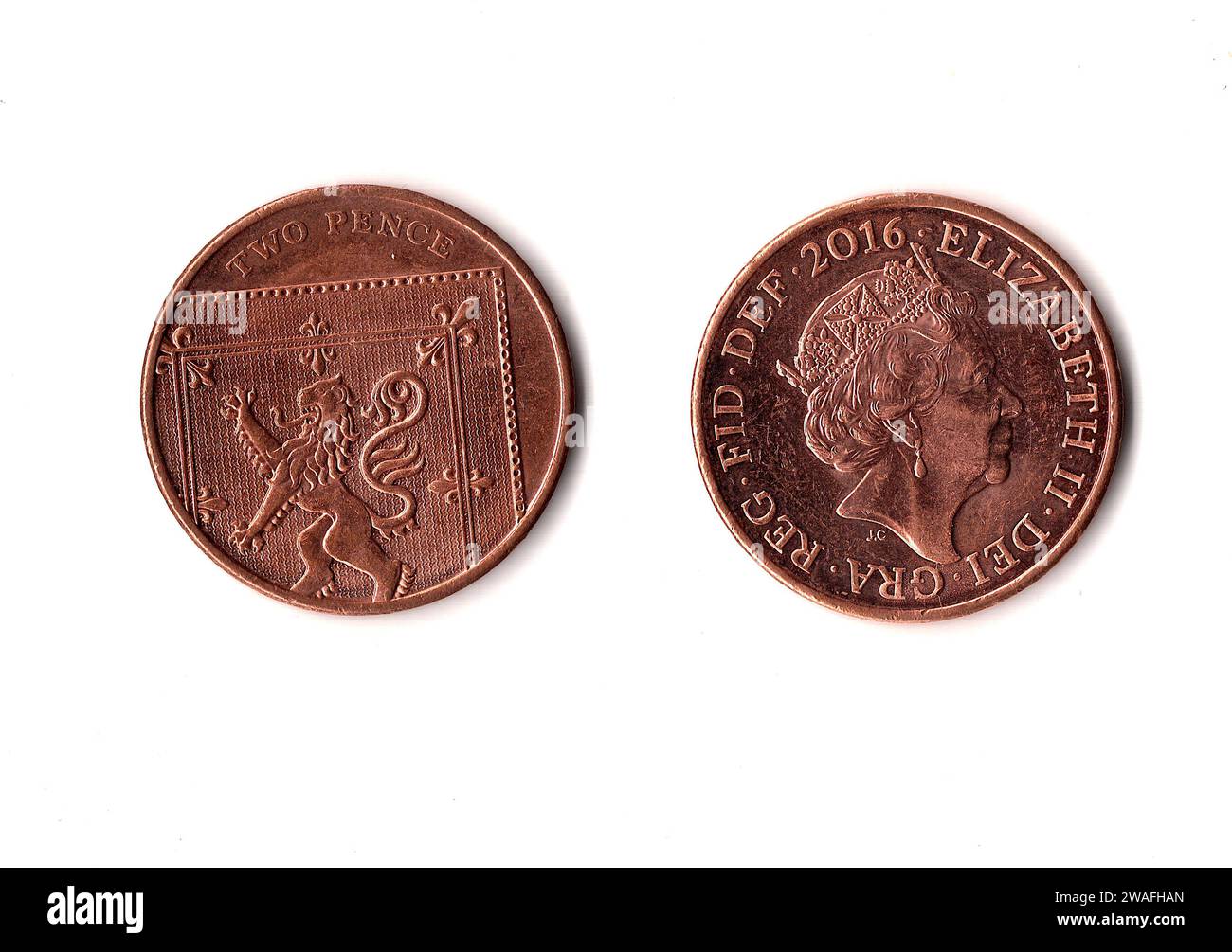 Deux pièces de pence du Royaume-Uni/Grande-Bretagne isolées sur fond blanc. Banque D'Images