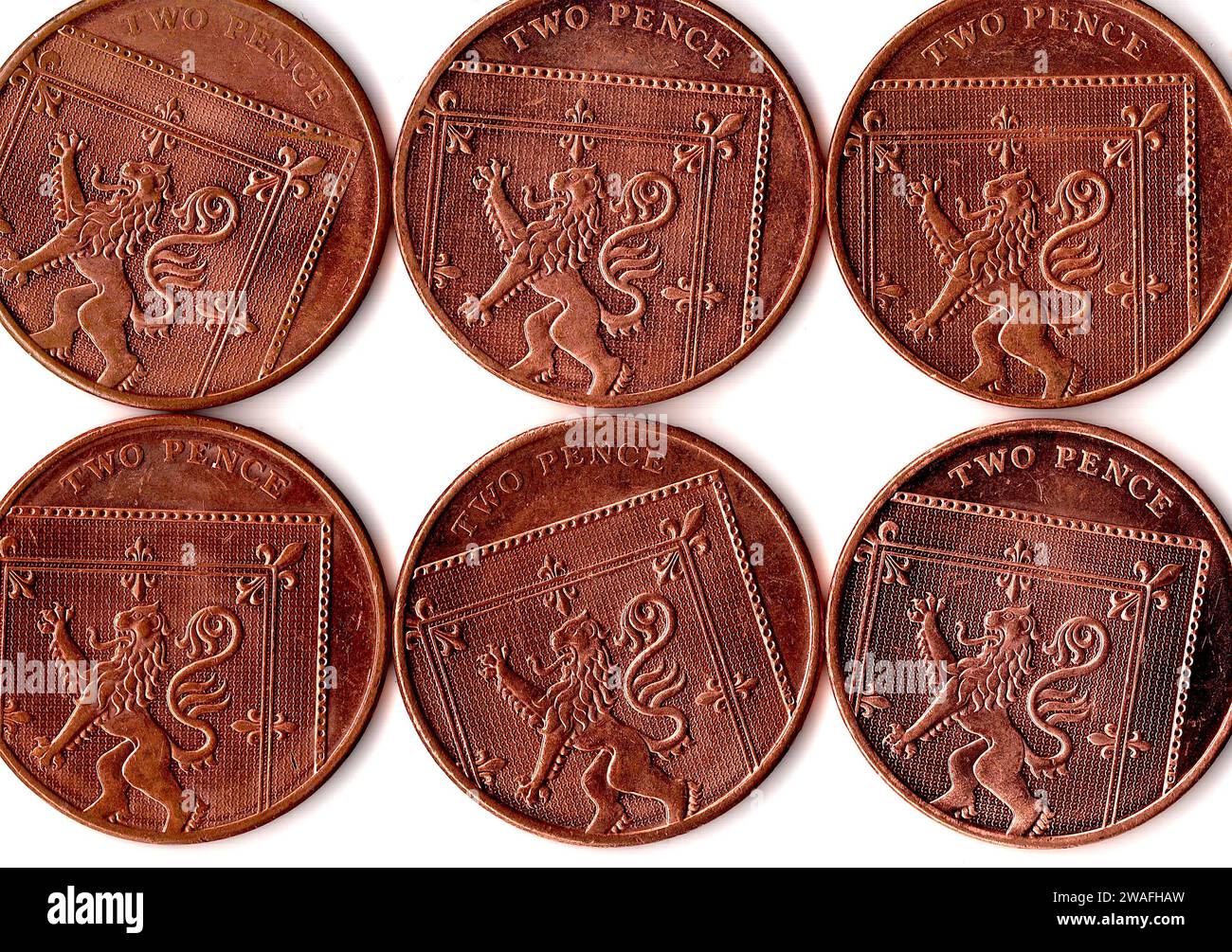 Deux pièces de pence du Royaume-Uni/Grande-Bretagne isolées sur fond blanc. Banque D'Images