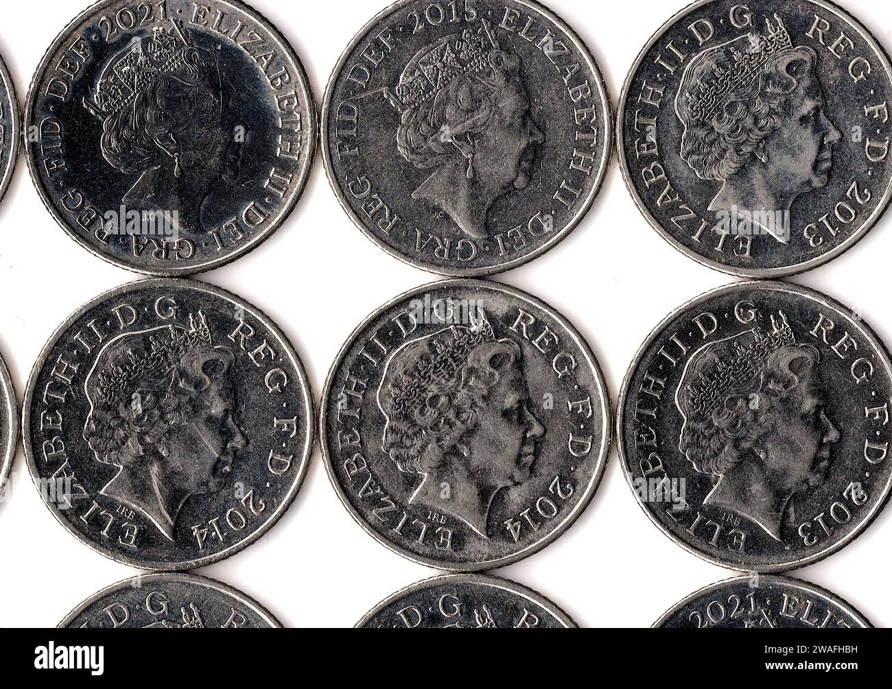 Pièces de dix pence du Royaume-Uni/Grande-Bretagne isolées sur fond blanc. Banque D'Images