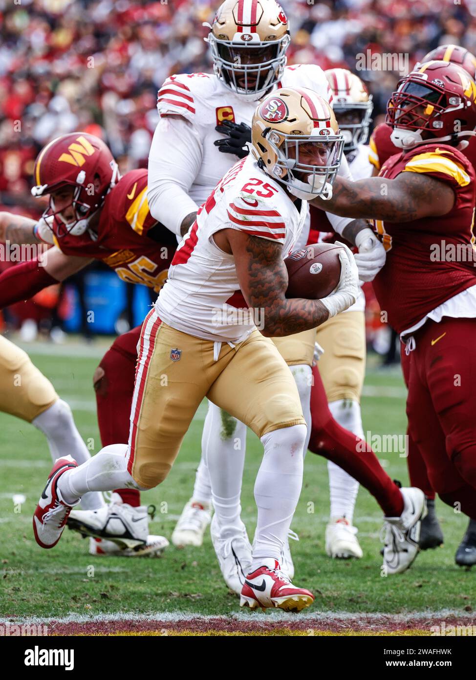 Les 49ers de San Francisco qui reviennent Elijah Mitchell (25 ans) avec le Carry, se précipite dans la zone d'arrivée pour le touchdown contre les Washington Commanders AT Banque D'Images