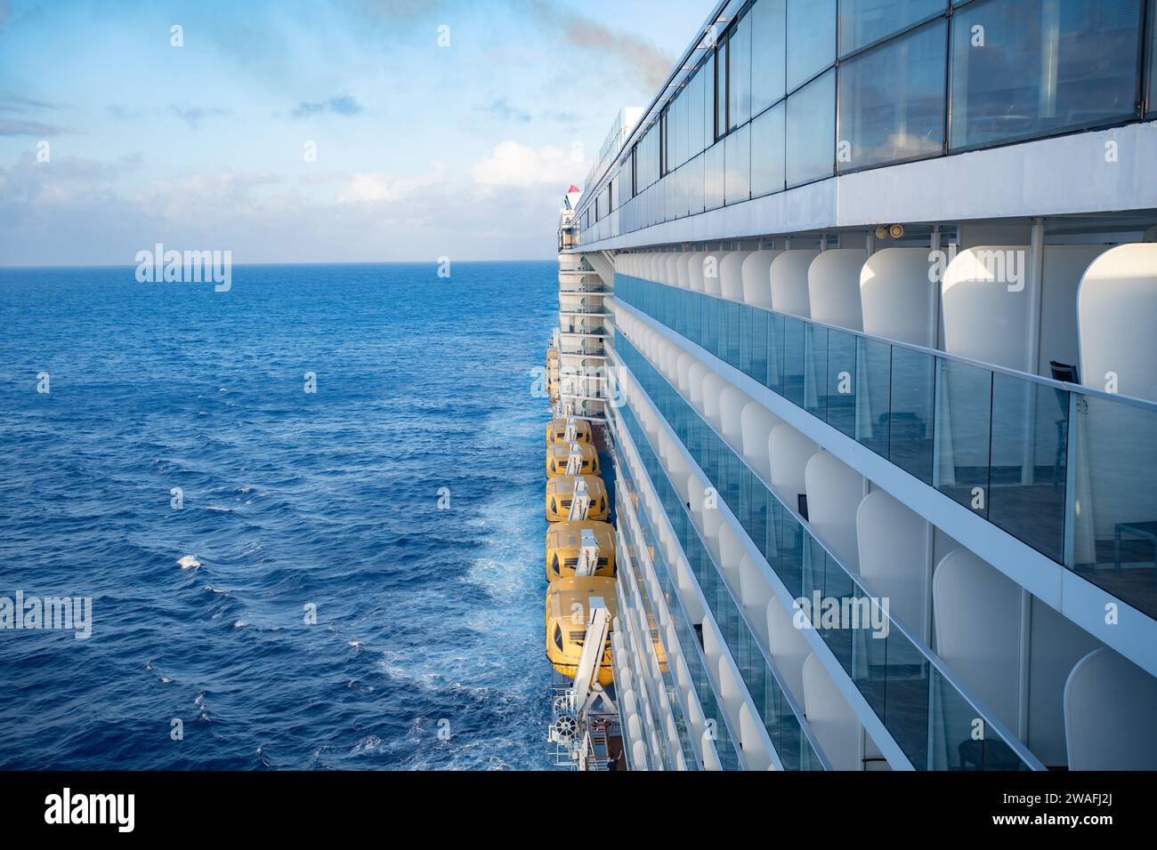 Vue aérienne d'un grand bateau de croisière naviguant en pleine mer, vue du sommet Banque D'Images