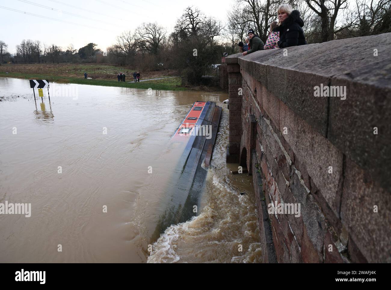 Barrow upon Soar, Leicestershire, Royaume-Uni. 4 janvier 2024. Météo britannique. Un bateau étroit coule après s'être rompu de son amarrage lors des inondations sur la rivière Soar. Certaines parties du Royaume-Uni sont prêtes pour une autre journée de perturbations météorologiques, avec des centaines d'alertes et d'avertissements d'inondation en place, car de nouvelles pluies sont attendues. Crédit Darren Staples/Alamy Live News. Banque D'Images