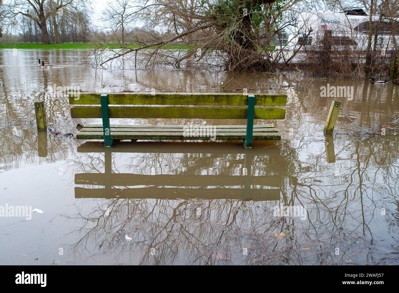 Datchet, Berkshire, Royaume-Uni. 4 janvier 2024. Les eaux de crue de la Tamise se déversent sur une aire de pique-nique. Une alerte aux inondations est en place pour la Tamise à Datchet, Berkshire. Crédit : Maureen McLean/Alamy Live News Banque D'Images