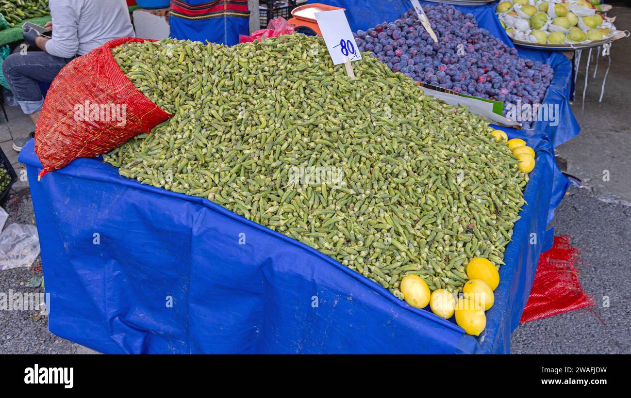 Big Bunch of Green Okra Pods Bamya au Farmers Market Stall Banque D'Images