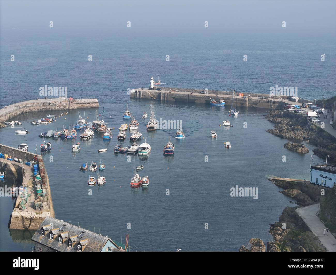 Bateau de pêche retourne Mevagissey village de pêche Cornwall drone, aérien Banque D'Images