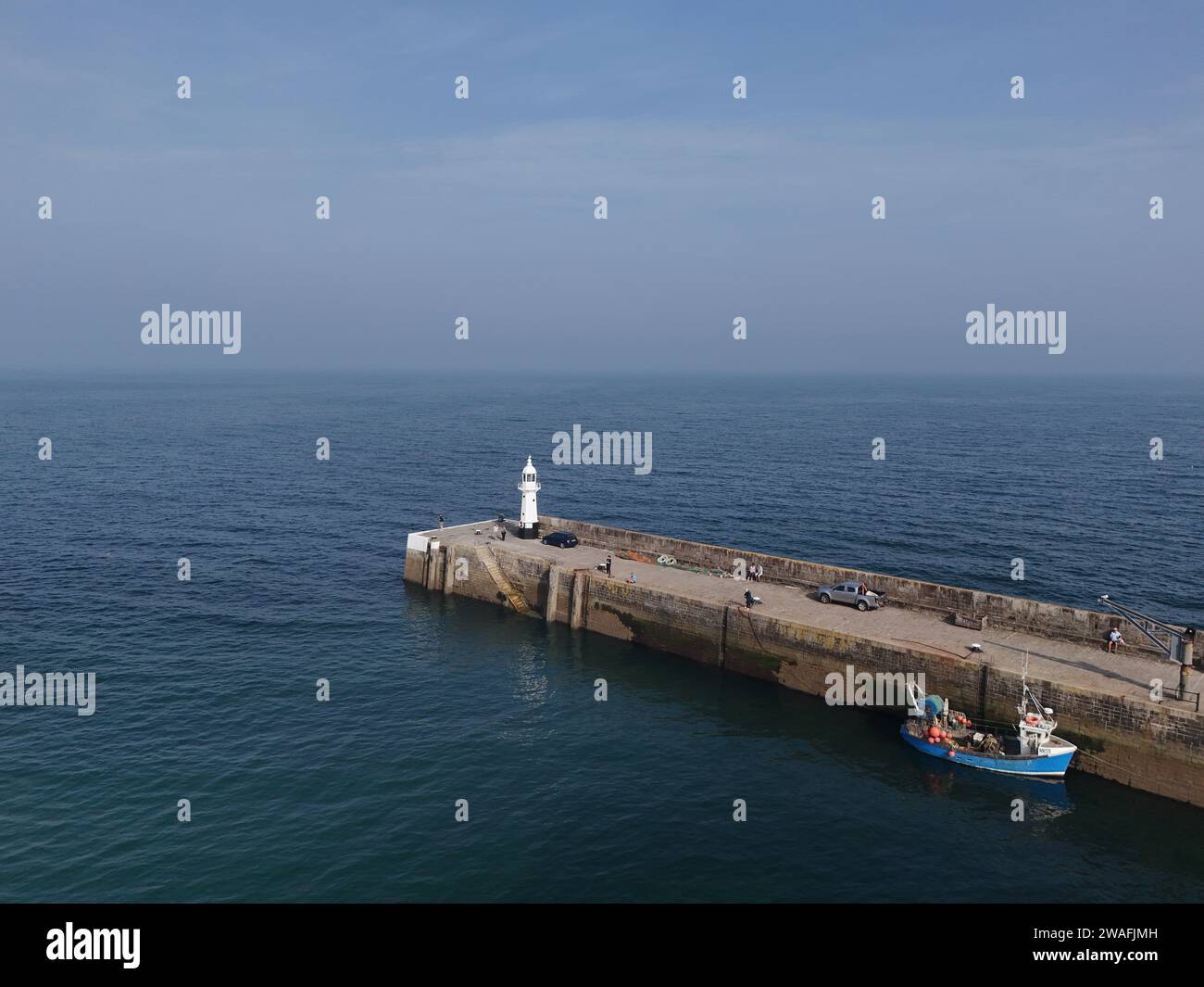 Phare à l'enterance Mevagissey village de pêcheurs Cornwall drone, aérien Banque D'Images