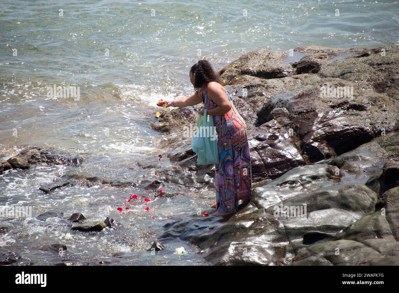 Offrande de fleurs à Yemanya, déesse de la mer. Salvador de Bahia, Brésil. Banque D'Images
