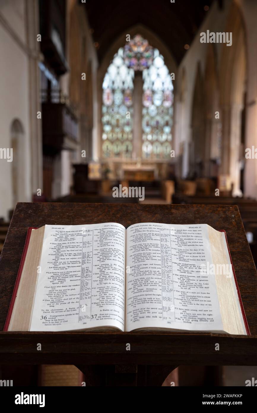 Livre des psaumes ouvert sur lutrin à l'intérieur de l'abbaye, Dorchester-on-Thames Abbey, Dorchester-on-Thames, Oxfordshire, Angleterre, Royaume-Uni, Europe Banque D'Images