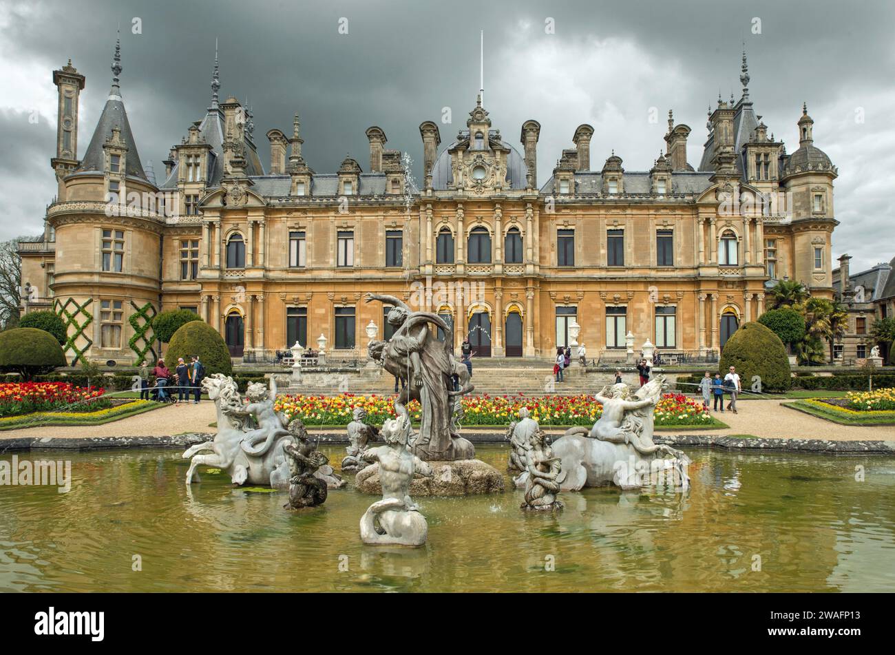 Waddesdon Manor, Aylesbury, Buckinghamshire, Angleterre, avec sa fontaine de Triton et Nereids au premier plan Banque D'Images