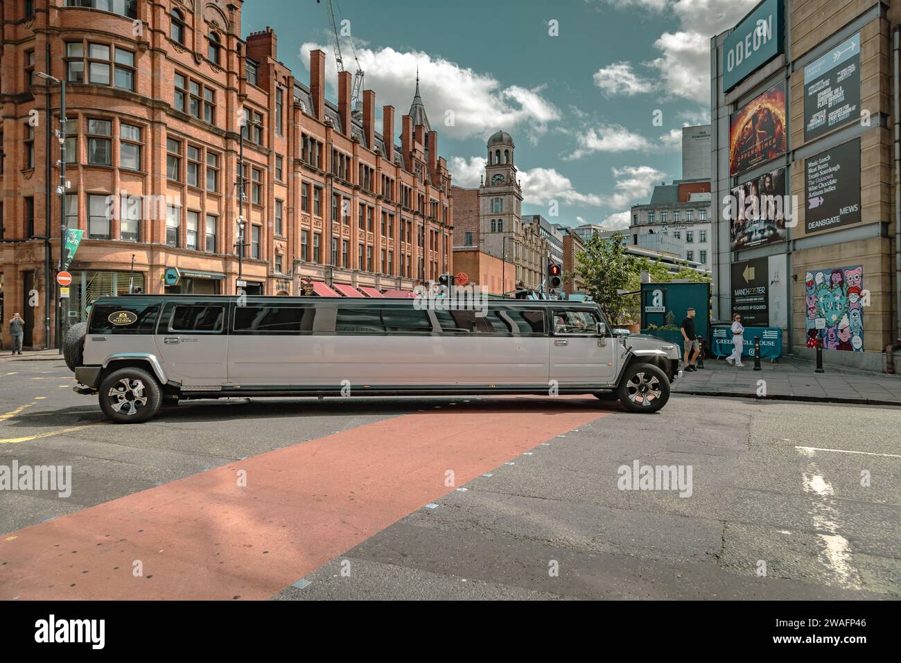 Une limousine Hummer qui tourne à un carrefour dans le centre-ville. Conduite, fête, soirée, voyage de luxe, concept de célébrité Banque D'Images
