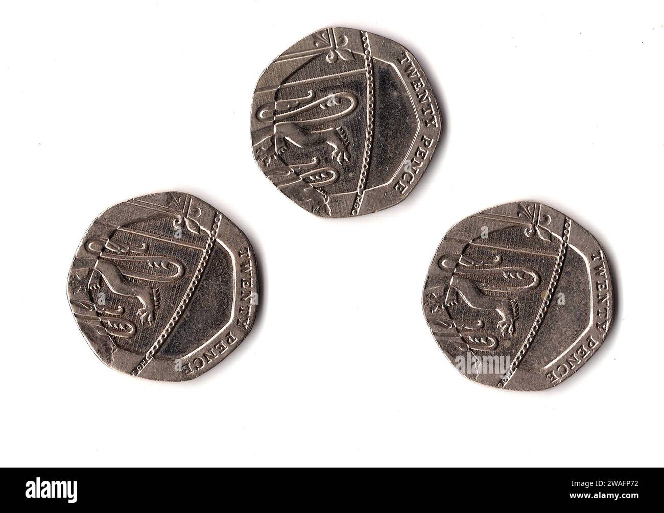 Vingt pièces de monnaie en pence du Royaume-Uni/Grande-Bretagne isolées sur fond blanc. Banque D'Images