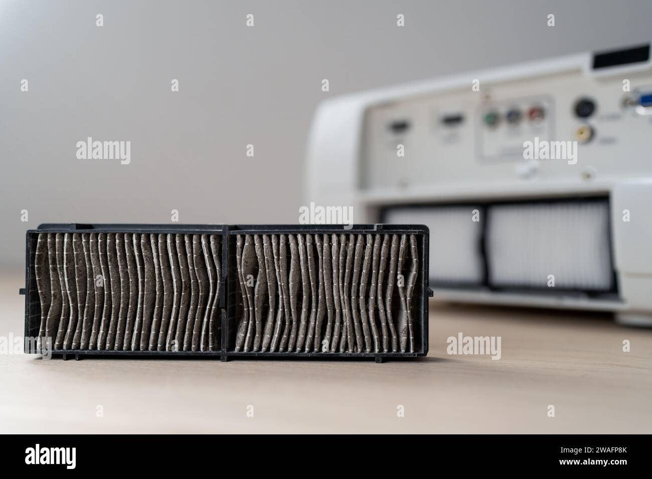 Filtre à air usagé. Remplacement du filtre à poussière. Banque D'Images