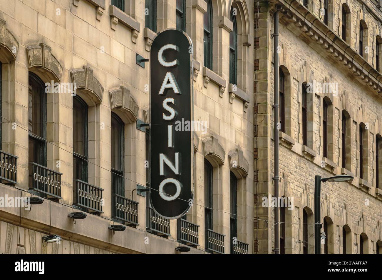 Panneau de casino monté sur le côté d'un bâtiment. Jeu, dépendance au jeu, loisirs ou concept de risque. Banque D'Images