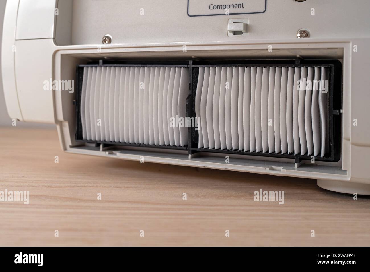 Nouveau filtre à air installé dans les appareils ménagers. Remplacement du filtre à poussière. Banque D'Images