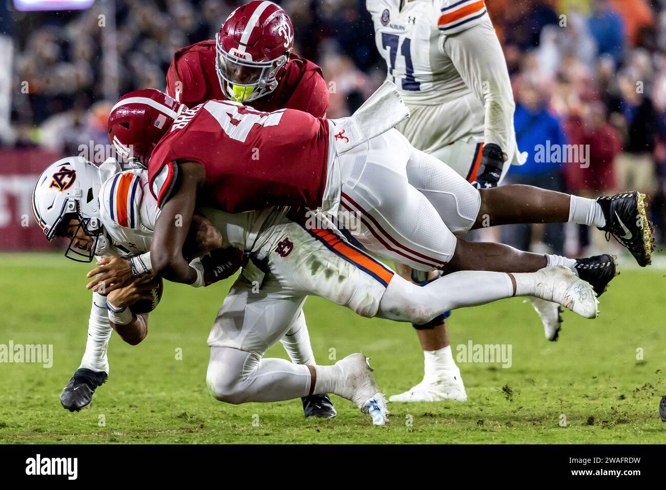 FILE - Alabama linebacker Chris Braswell (41) sacks Auburn quarterback Robby Ashford, left, during the second half of an NCAA college football game, Saturday, Nov. 26, 2022, in Tuscaloosa, Ala. Braswell is heading into the NFL draft. Braswell joined fellow linebacker Dallas Turner and offensive tackle JC Latham in announcing plans to leave the Crimson Tide for the NFL He announced his decision in a post Thursday, Jan. 4, 2024, on Instagram.(AP Photo/Vasha Hunt, File) Banque D'Images