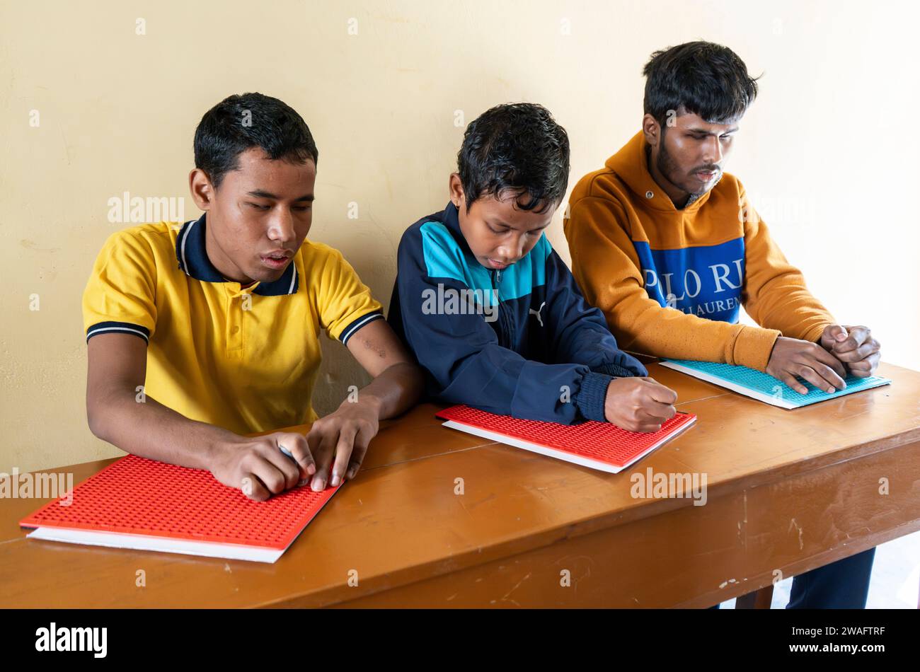 Les élèves malvoyants écrivent en braille au lycée pour aveugles de Guwahati, à Guwahati, Assam, Inde, le 4 janvier 2024. La Journée mondiale du braille est célébrée chaque année le 4 janvier pour sensibiliser à l’importance du braille comme moyen de communication pour les personnes aveugles ou malvoyantes. Crédit : David Talukdar/Alamy Live News Banque D'Images